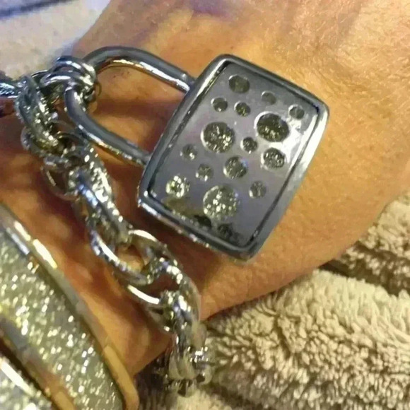 NEW** Padlock Charm Link Bracelet - Picture 2 of 3